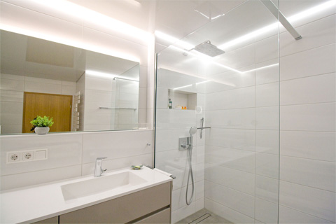 Duschbadezimmer mit 180cm Waschtischanlage